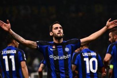 Champions League: Bayern de Múnich 5-0 Victoria Plzen, Inter de Milán 1-0 Barça, Marsella 4-1 Sporting de Lisboa, Porto 2-0 Leverkusen, Brujas 2-0 At. de Madrid, Ajax 1-6 Napoli, Frankfurt 0-0 Tottenham, Liverpool 2-0 Rangers.