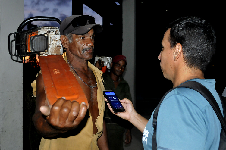 Gilberto, motoserrero de Santiago de Cuba. Foto José Raúl Rodríguez Robleda