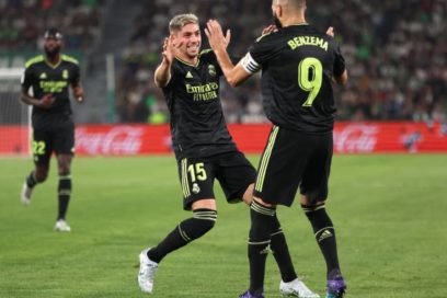 El Real Madrid derrotó 3-0 al Elche y mantuvo el liderato de la liga española. Fede Valverde, Benzema y Marco Asensio anotaron por los merengues, quienes hicieron tres goles en fuera de juego.