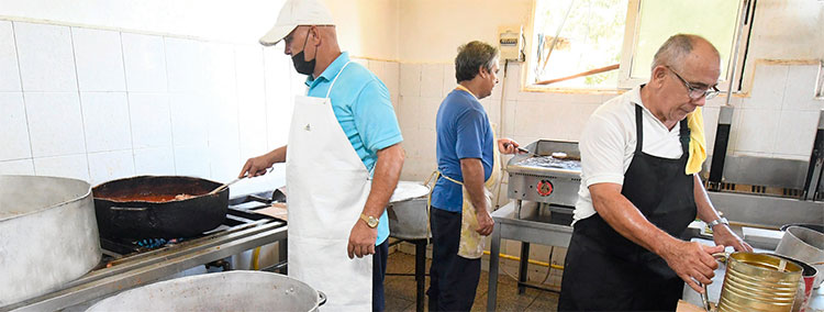 Mucha labor en los centros de elaboración de alimentos. Foto: Joaquín Hernández Mena