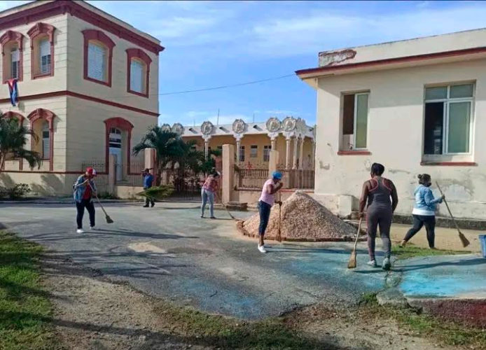 Las labores de este fin de semana incluyeron también la limpieza de las áreas exteriores y de salas de centros hospitalarios, como en el pediátrico Eduardo Agramonte Piña y en el clínico quirúrgico Amalia Simoni. Foto: Cortesía de la CTC en Camagüey