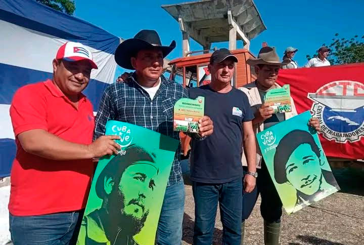 Cuando concluyeron las acciones movilizativas se realizaron actos de reafirmación revolucionaria y chequeos de emulación. Foto: Cortesía de la CTC en Camagüey