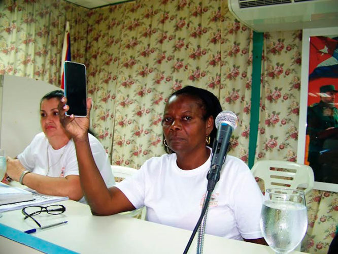 Momento en que Misael Rodríguez Llanes, secretario general del SNTC, se comunicó telefónicamente con los participantes al análisis. Foto: Efraín Cedeño