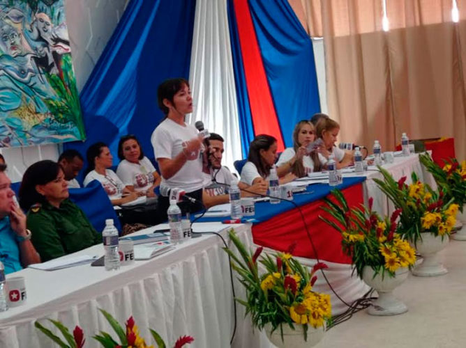 Las sesiones plenarias del X Congreso de la Federación Estudiantil Universitaria (FEU) en Pinar del Río dan cierre al proceso de debate generado desde la base, efectuado en las comunidades y vinculado con actividades productivas, a un centenario de vida, la organización busca revitalizar su funcionamiento. Foto: Dorelys Canivell Canal