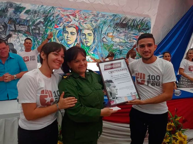 Por el acompañamiento constante, la FEU entregó a Yamilé Ramos Cordero, presidenta del Consejo de Defensa Provincial, la Distinción Centenario. Foto: Dorelys Canivell Canal