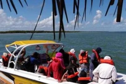Rescatan 26 personas a bordo de embarcación abandonada por traficantes