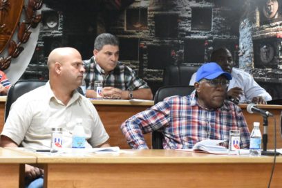 Analiza Vicepresidente cubano programa alimentario y zafra azucarera en Villa Clara