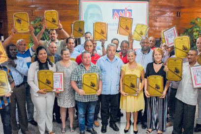 Premian a innovadores por relevantes aportes al país