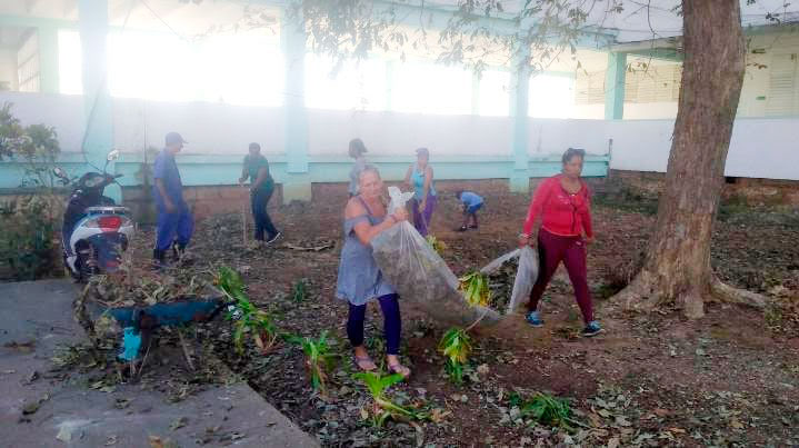 El saneamiento es una tarea que tras más de 10 días del paso del huracán Ian todavía no concluye en la ciudad de Pinar del Río, por ello la jornada masiva de trabajo voluntario se centra en este propósito. Foto: India Alejandra González Molina