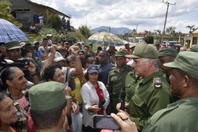 Díaz-Canel en la comunidad El Caracol, casita por casita