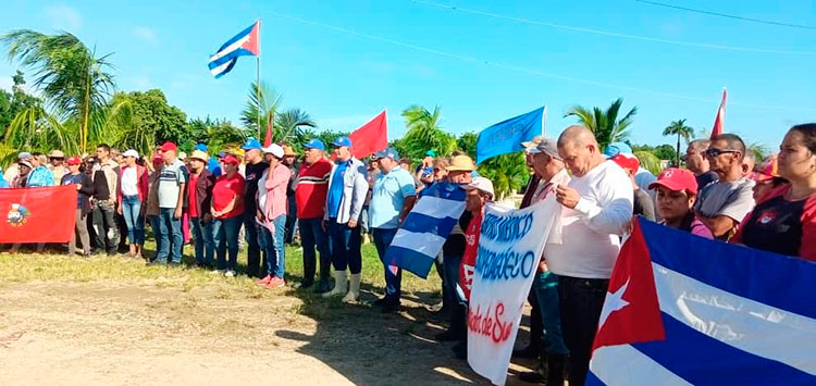 Las labores concluyeron con un breve acto donde se expresó la convicción de los espirituanos de seguir sumando por Cuba. Foto: Yuleiky Obregón Macías