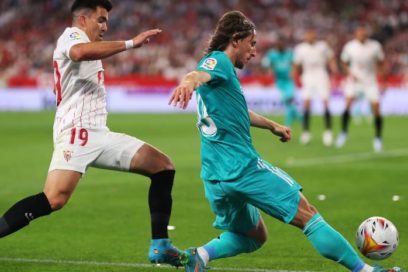 El Real Madrid pone en juego su liderato este sábado ante el Sevilla, y Ancelotti recupera a Courtois, pero pierde a Benzema, mientras el equipo andaluz llega con muchas bajas en la defensa. El equipo blanco no conoce la derrota esta temporada.