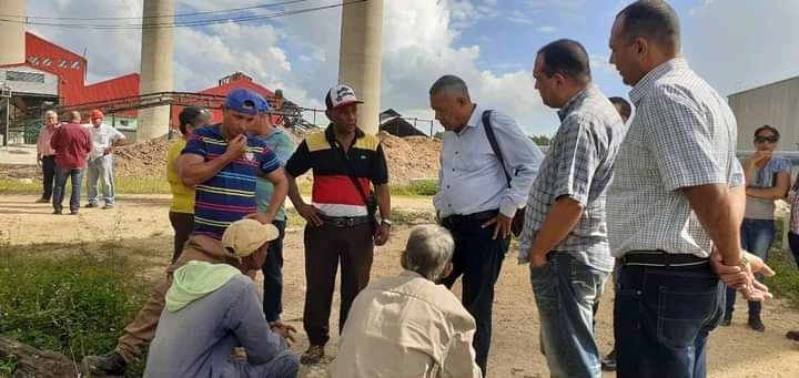 Ángel Arzuaga, vicejefe del departamento de Relaciones Internacionales del Comité Central del Partido, y Liván Izquierdo Alonso, primer secretario del Partido en Ciego de Ávila, visitaron recientemente el central Ciro Redondo y la aledaña bioeléctrica, donde se realizan los preparativos para la arrancada de la contienda 2022-2023. Foto: Mariesly Wong