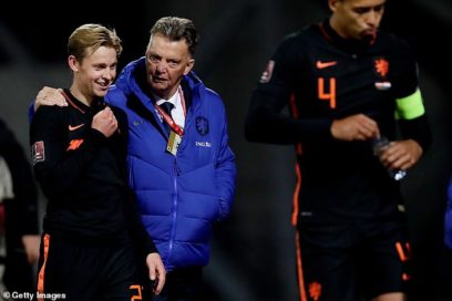 Van Gaal sobre Frenkie de Jong: «Ya dije de antemano que no iba a quitarle el puesto a Busquets. Pero ahora que Busquets se irá, Frenkie ocupará su lugar y ese es su mejor puesto. Cada vez que jugó allí, fue el mejor en el campo».