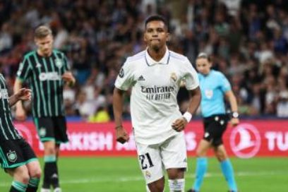 Rodrygo: “El míster ya decidió que el primer penalti lo tira Karim -Benzema-, luego Luka -Modric- y luego yo. Luka me preguntó si era mano y me dijo que si lo pitaba lo tiraba yo. Estoy siempre ahí si se necesita que tire un penalti”.