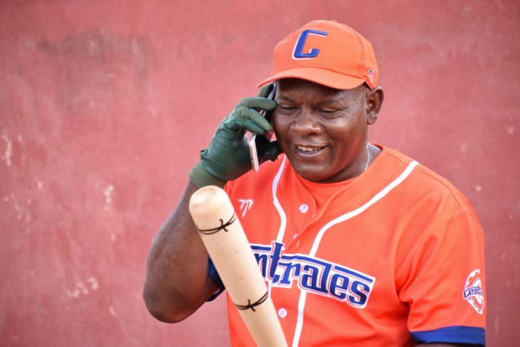 Danel Castro hablando con Gerardo Hernández. Foto: Alejandro Acosta