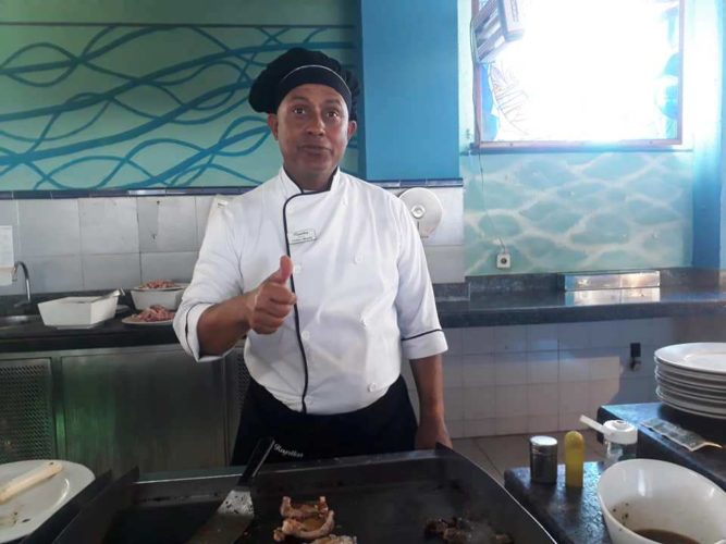 Si dependen de nosotros, la calidad está garantizada, asegura el cocinero Carlos Alberto Contreras. Foto: Noryis.