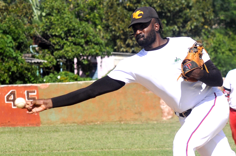 Raider Alfonso, protagonista en la victoria del equipo Héctor Rodríguez, en el primer juego de la final de la Liga Azucarera. Foto: José Raúl Rodríguez Robleda