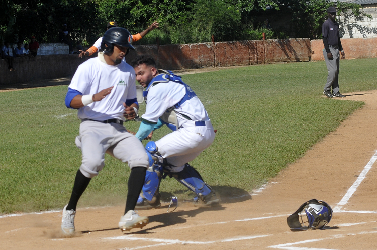 Final de la 40 edición de la Liga Azucarera de béisbol. Foto: José Raúl Rodríguez Robleda