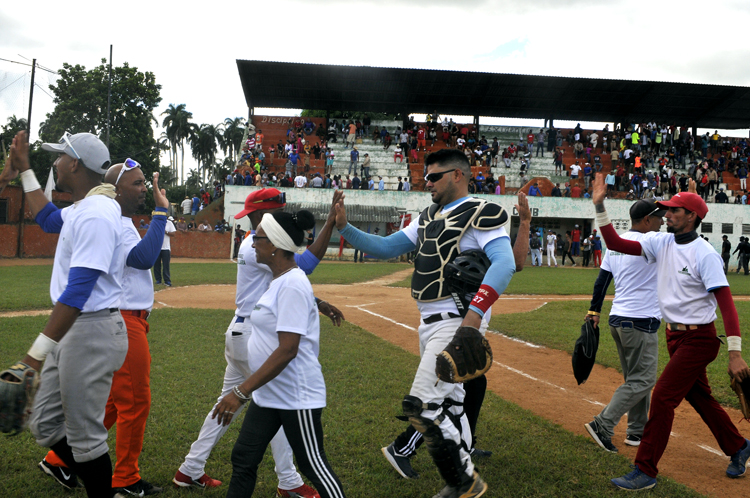 El equipo de le empresa azucarera Héctor Rodríguez de Villa Clara arrancó delante en la final de la liga azucarera. Foto: José Raúl Rodríguez Robleda