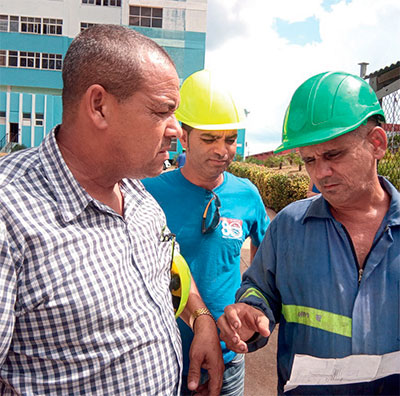 Adalberto Navarro (primero de derecha a izquierda) explica a los máximos dirigentes de la CTC en la provincia de Matanzas detalles del mantenimiento programado para 12 días. Foto: Noryis