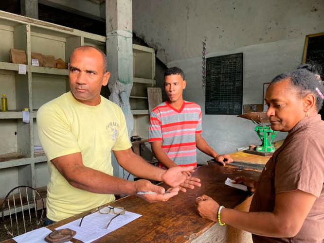 La directora de la Ueb conversa con Radamés Alvarez, el nuevo administrador en bodega. El tema fue el alto número de consumidores afectados por faltantes de productos normados. Foto: Alejandro Acosta