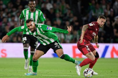 Empate en el derbi: Betis y Sevilla igualaron a uno en la liga española. Tras la roja a Montiel, los béticos se adelantaron con un autogol de Navas, pero el Sevilla aprovechó las expulsiones de Fekir y Borja Iglesias y empató con golazo de Gudelj.