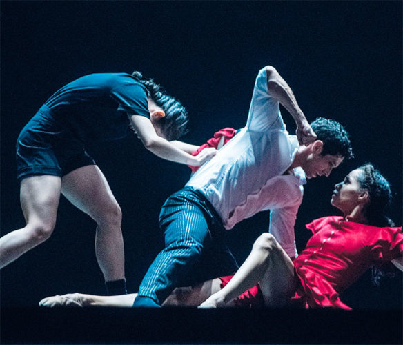 La propuesta de Johan Inger para la Compañía Nacional de Danza de España actualiza la célebre historia de Carmen en un discurso que integra varios referentes culturales y se afianza en la contemporaneidad de la línea. Es además un hermoso espectáculo visual. Los bailarines, bajo la dirección de Joaquín de Luz, se prodigan en escenas con muchas demandas técnicas e interpretativas. Foto: Yuris Nórido