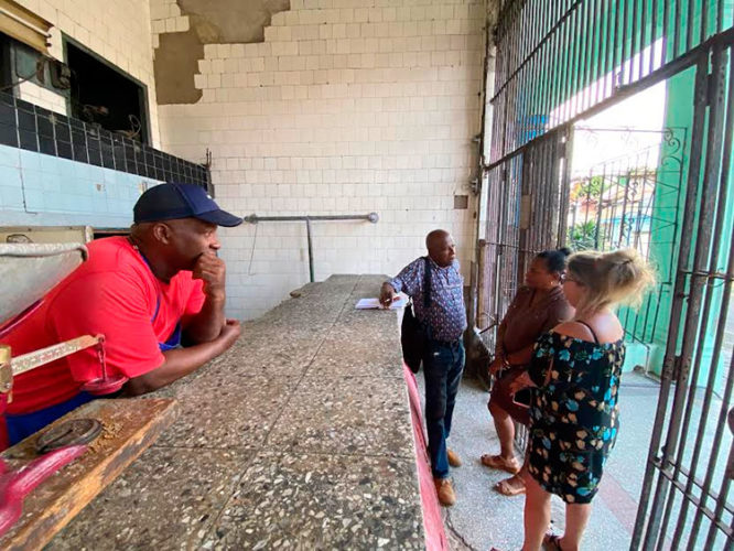 Annet González, al frente de la Unidad Empresarial de Base Tamarindo 2, y Tania Fariñas, directora de ventas y servicios de la Empresa Filial de Comercio de 10 de Octubre (a la derecha), dialogan con este reportero. Foto: Alejandro Acosta