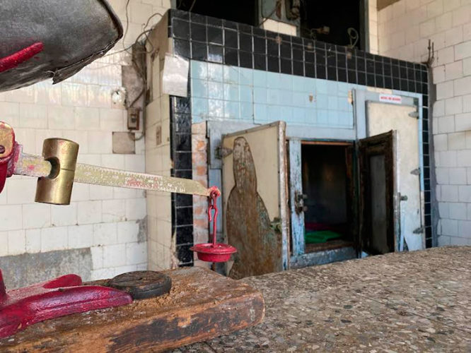 Al deterioro de los equipos de refrigeración se une la falta de higiene en la carnicería de Santa Emilia y 10 de Octubre. Si se suman las tremendas colas, el espectáculo deja mucho que desear. Foto: Alejandro Acosta