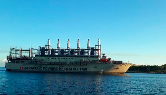 Una nueva central flotante turka hace entrada en La Habana. Foto: Jesús Matos