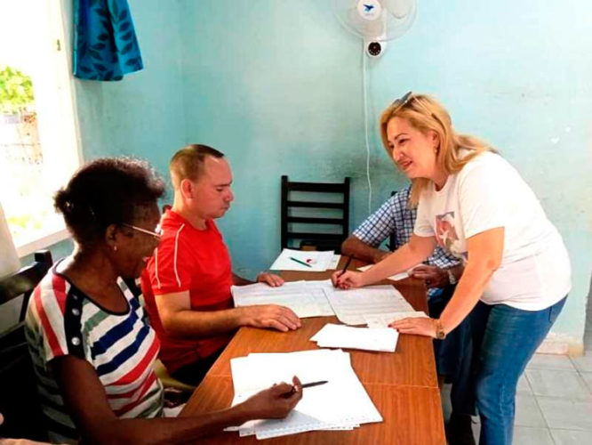 La secretaria general de la CTC ejerce el voto en el colegio electoral de la circunscripción en el reparto Boquerón de la ciudad de Puerto Padre. Foto: Cortesía de Odalis Batista Pérez