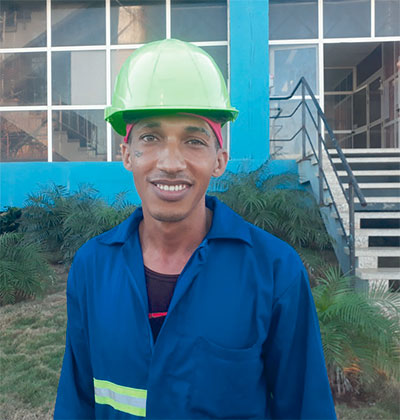 “Yo tengo mis mañas, pero siempre sigo las instrucciones para evitar los defectos en la soldadura”, asegura Clementson. Foto: Noryis