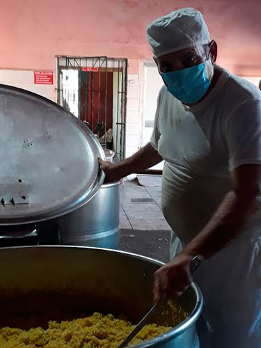 El cocinero vela por la calidad del alimento que se está elaborando. Foto: Lourdes Rey