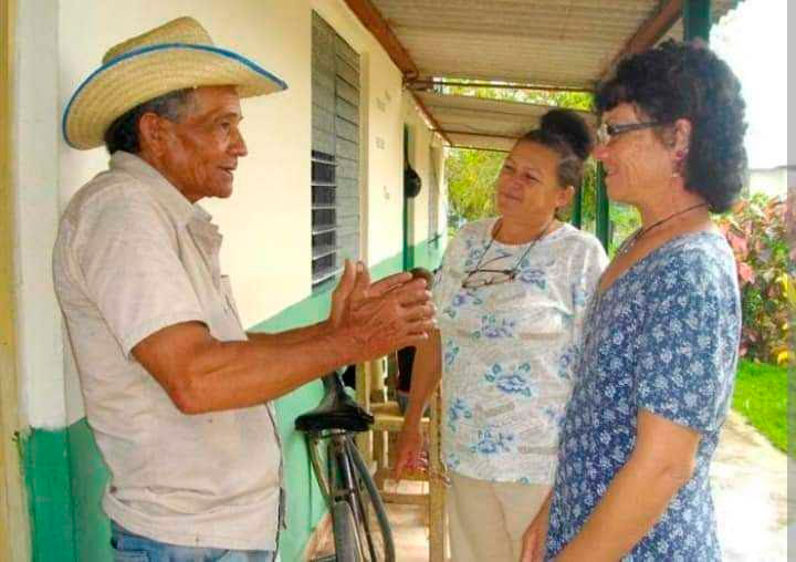 Vecinos del kilómetro 15, en el municipio de Amancio concurren a las urnas en apoyo a nuestro sistema político. Foto: Tomada del perfil de FB de Rafel Aparicio Coello