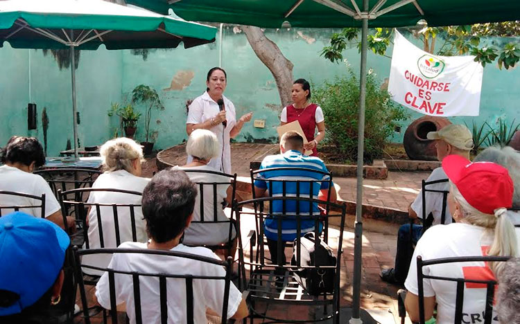 Especialistas de salud aconsejaron a los presentes sobre el daño que provoca el consumo excesivo de alcohol. Foto: Gretel Díaz Montalvo