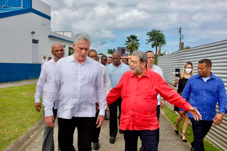 El presidente cubano Miguel Díaz-Canel Bermúdez junto al primer ministro Ralph Gonsalves, de San Vicente y las Granadinas, en recorrido por el Centro Médico y de Diagnóstico, moderna institución sanitaria construida en Georgetown, fruto de la cooperación y la amistad. En ella laboran colaboradores cubanos de la salud junto a colegas sanvicentinos. Foto: Tomada de @DiazCanelB