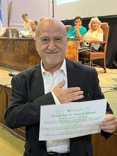 El doctor argentino Pablo Morantz recibió el premio a nombre del equipo de galenos cubanos. Foto: Cortesía de Pablo Morantz