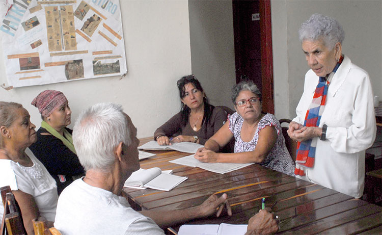 Reunida con algunos de los vocales, Irma (de pie) precisa detalles del trabajo a realizar. Sentada a su lado, María de los Ángeles. Foto: Agustín Borrego