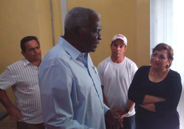 En la sede del Consejo Electoral Provincial, Lazo acompañado de Susely Morfa. Foto: TV Yumurí