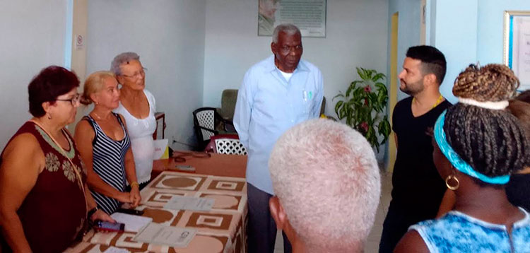 Lazo sostuvo un ameno intercambio con autoridades del colegio electoral 2, circunscripción 31, Pueblo Nuevo. Foto: Noryis