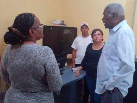 Acompañado de Susely, Lazo conversa con Idoneida en la sede del Consejo Electoral Provincial. Foto: TV Yumurí