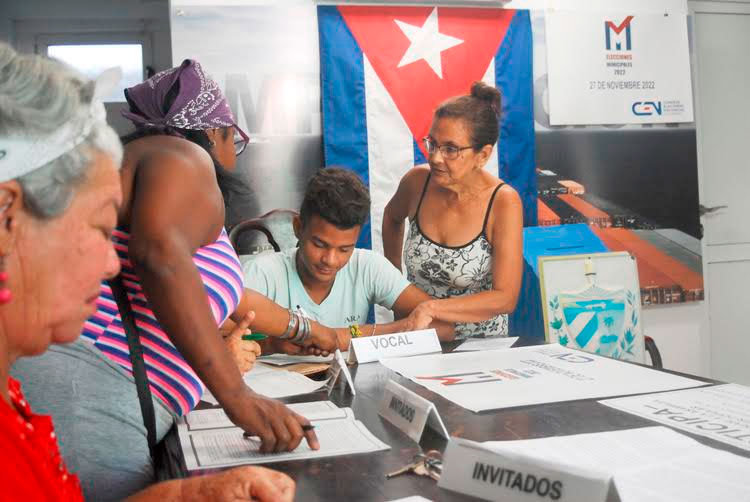 Colegio electoral número 3, de la circunscripción 85, del consejo popular Armada, tiene como sede el Laboratorio Central de Sanidad Agropecuaria. En la imagen el joven Kevin, quien se desempeñará como vocal en las venideras elecciones del domingo 27. A su lado, su abuela la presidenta de la circunscripción Mercedes Ortega Delgado. Foto: Agustín Borrego