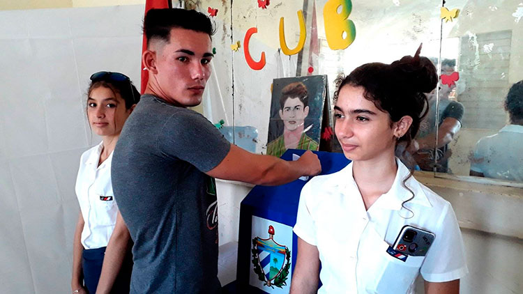 El joven trabajador del turismo Sergio Proenza Díaz acudió bien temprano a las urnas este domingo a dar su voto por el bienestar de su comunidad. Foto: Lianne Fonseca