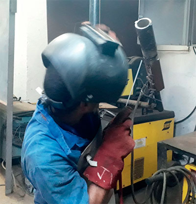 En el aula para la prueba de campo los soldadores se evalúan teniendo en cuenta situaciones como la posición del tubo dentro del horno de la caldera. Foto: Noryis