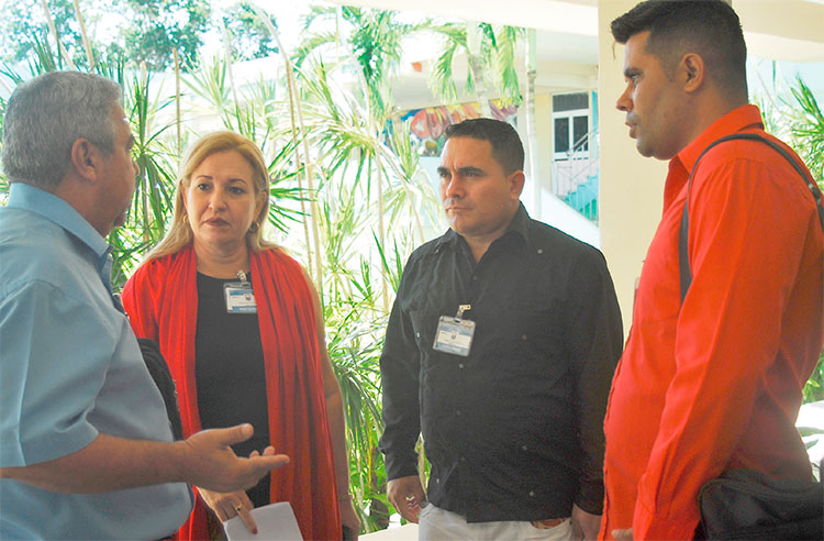 En un receso, Ulises Guilarte De Nacimiento, miembro del Buró Político del Partido y secretario general de la CTC intercambia con los participantes. Foto: Agustín Borrego Torres