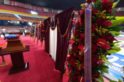 Ofrendas florales de Raúl y Díaz-Canel en tributo popular a Veitía