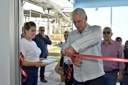 Inaugura Díaz-Canel productora de antibióticos de amplio espectro