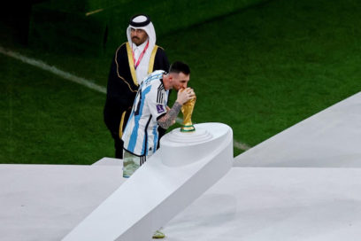 Messi: “No me retiro de la selección. Quiero continuar jugando para Argentina para honrar el título de campeón del mundo. Éste es el título que me faltaba y aquí está”.