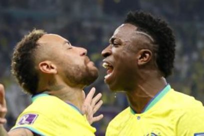 Vinicius sobre Modric: “Siempre me enseña. No solo en el campo, también en los entrenamientos. Me enseñó el pase de tres dedos. Cada día he ido mejorando para tener un mayor abanico de opciones en las jugadas”.